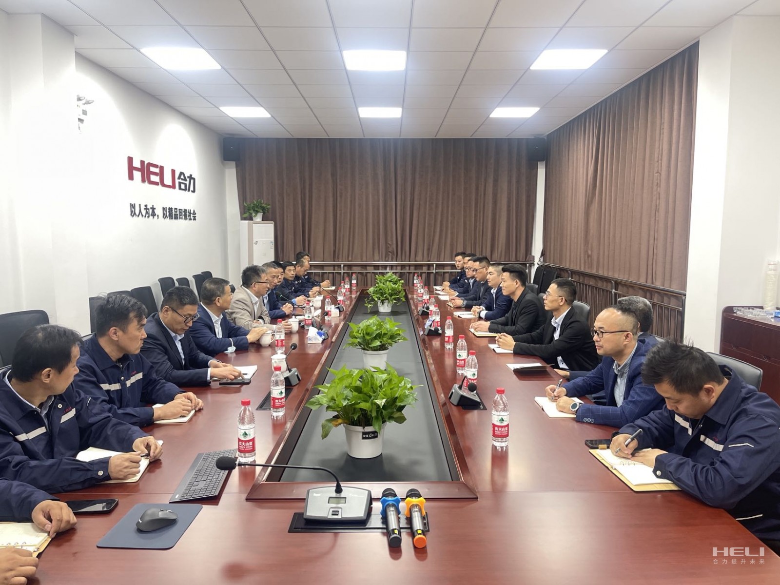 与上海必赢网络游戏平台昆山、嘉定分公司员工互换座谈.jpg